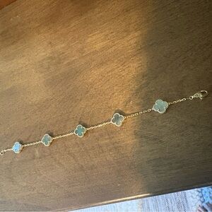 Elegant 18k gold Clover Bracelet